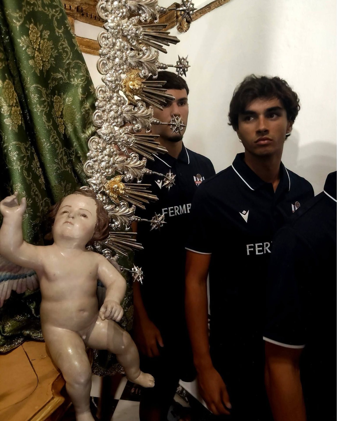 El Vélez C.F. 1922 realiza su ofrenda floral a la Patrona y encomienda la nueva temporada a la Virgen de los Remedios Coronada