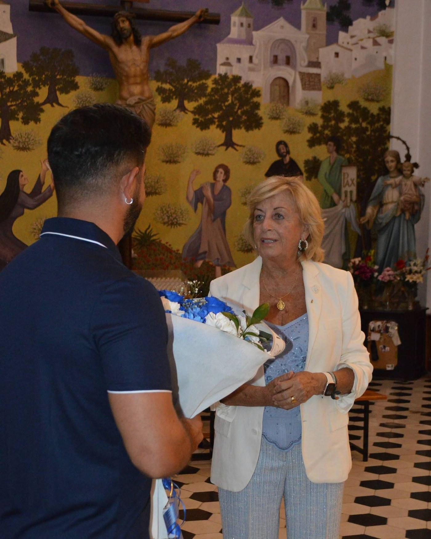 El Vélez C.F. 1922 realiza su ofrenda floral a la Patrona y encomienda la nueva temporada a la Virgen de los Remedios Coronada